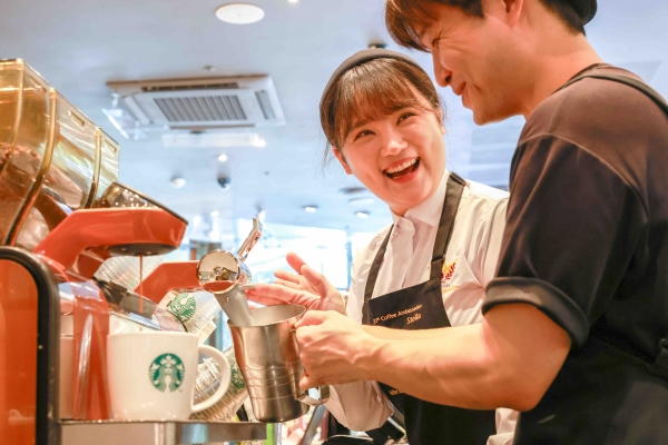 ▲ 스타벅스 엑설런스 코치와 파트너가 커피 제조 과정을 실습하고 있다. ⓒ스타벅스 코리아