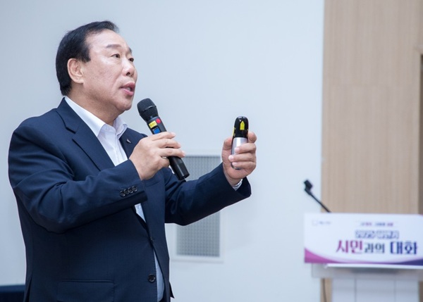 ▲ 최민호 세종시장이 지난 15일 연동면 행복누림터에서 열린 시민과의 대화에서 한글문화도시 등 5대 비전을 중심으로 시청 방향을 설명하고 있다.ⓒ세종시