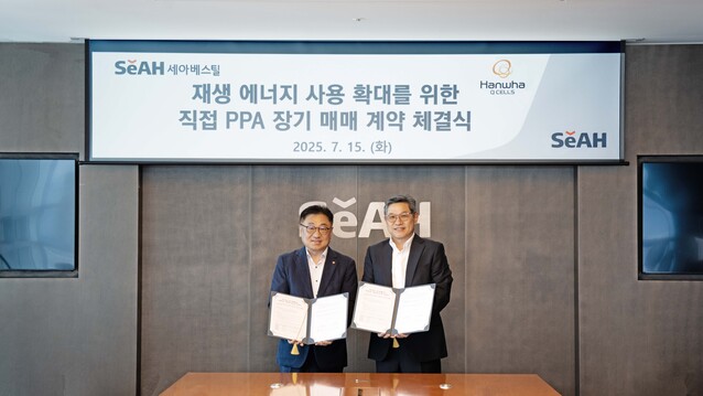 ▲ 홍상범 세아베스틸 경영촐괄부문장(오른쪽)과 유재열 한화큐셀 한국사업부장이 PPA 장기 매매 계약을 체결하고 기념사진을 촬영하고 있다. ⓒ세아베스틸