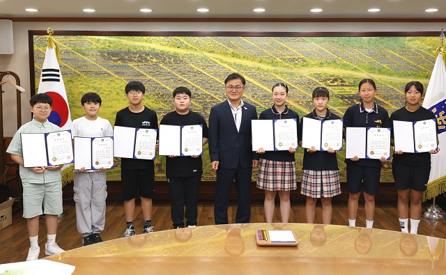 ▲ 송호준 부시장이 16일 경주시청에서 ‘제54회 전국소년체육대회’에서 우수한 성적을 거둔 입상 선수 8명에게 장학금을 수여하고 기념촬영을 하고 있다.ⓒ경주시