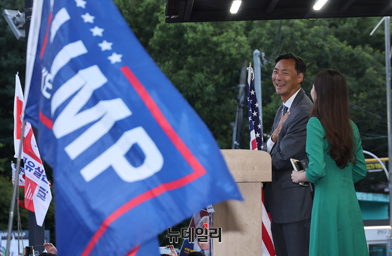 ▲ 모스 탄 전 미 국무부 국제형사사법 대사가 15일 오후 서울 관악구 서울대 정문에서 열린 트루스포럼 특별강연에 초청돼 특강을 하고 있다. 특별강연은 이날 오후 5시 서울대 호암교수회관에서 개최할 예정이었지만 학교 측이 대관을 취소했다. ⓒ정상윤 기자