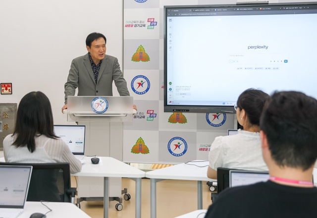 ▲ 임태희 경기도교육감이 지난 6월 연천초등학교에서 열린 에이드(AIDed) 특강에 참석해 저연차 교사들과 간담회를 진행하고 있다. ⓒ경기도교육청 제공