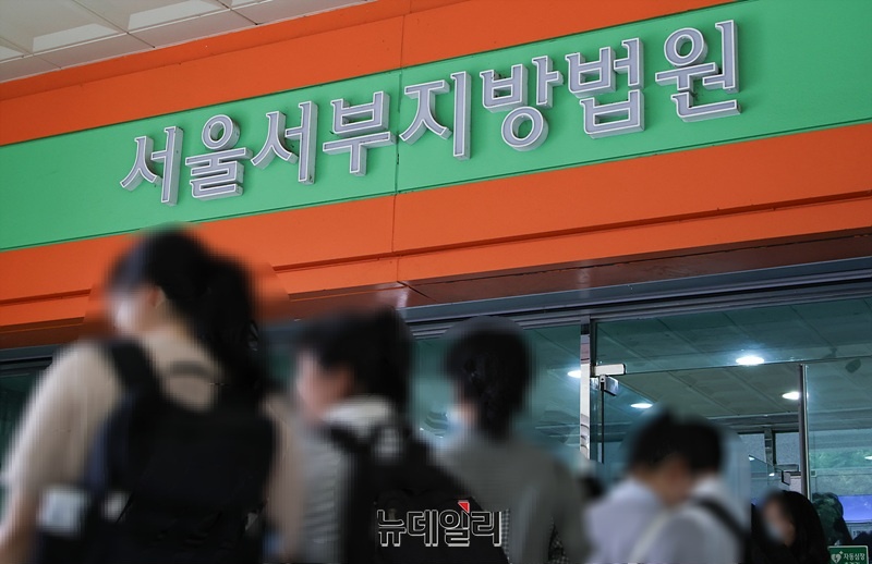 ▲ 주한미군 기지와 대통령실에 무단 침입하고 기습 시위를 펼친 혐의 등을 받는 대학생진보연합(대진연) 소속 회원들이 16일 서울서부지법에서 열리는 첫 공판에 출석하고 있다. 2025.07.16. ⓒ서성진 기자