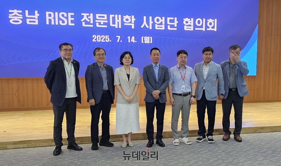 ▲ 충남RISE전문대학협의회 초대 회장에 선출된 김원태 연암대 교수가 14일 충남도청에서 열린 협의회에서 회장으로 선출된 후 승용배 충남RISE센터장과 전문대학 라이즈센터장들과 사진을 찍고 있다. ⓒ뉴데일리