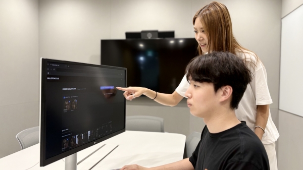 ▲ CJ AI실 직원들이 밀스톤 큐를 활용해 테스트 영상을 편집하고 있다.ⓒCJ