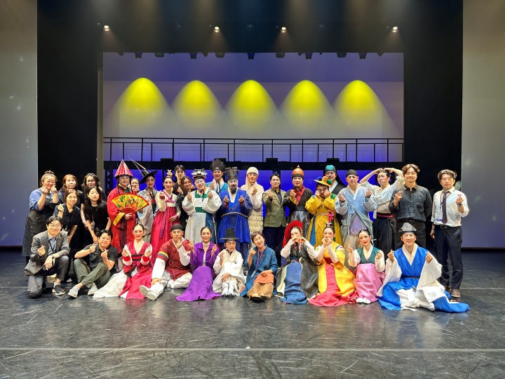 ▲ 국립정동극장 예술단 전통연희극 '광대' 대만 투어공연 기념사진.ⓒ국립정동극장
