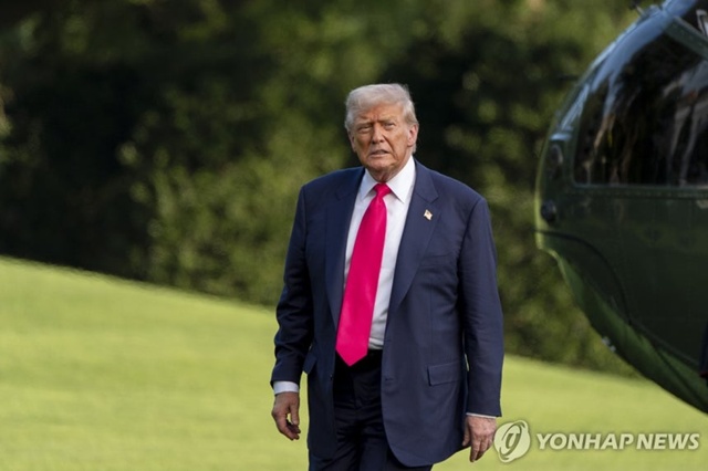 ▲ 도널드 트럼프 미국 대통령이 백악관에서 펜실베이니아주 방문을 위해 이동하고 있다. 250715 AP=연합뉴스. ⓒ연합뉴스