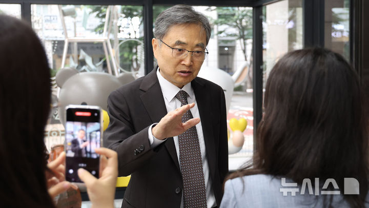 ▲ 조현 외교부 장관 후보자가 6월 25일 오전 서울 종로구 대우빌딩에 마련된 인사청문회 준비 사무실로 출근하며 취재진의 질문에 답변하고 있다. ⓒ뉴시스