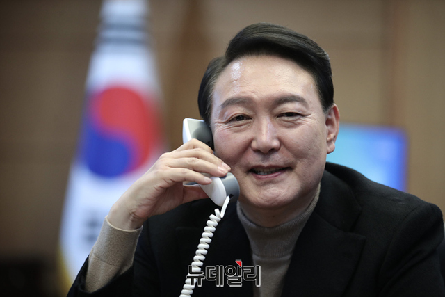 ▲ 윤석열 전 대통령이 전화 통화하고 있는 모습. ⓒ정상윤 기자
