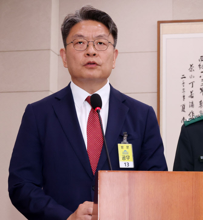 ▲ 이시원 전 대통령비서실 공직기강비서관이 2024년 6월 21일 서울 여의도 국회에서 열린 법제사법위원회의 순직 해병 수사 방해 및 사건 은폐 등의 진상규명을 위한 특별검사의 임명 등에 관한 법률안 관련 입법청문회에서 위원장 질의에 답변하고 있다. ⓒ뉴시스