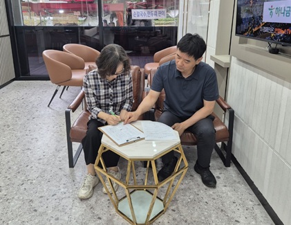 ▲ 이종영 청주시배구협회 회장이 한 시민으로부터 다목적실내체육관 건립을 촉구하는 서명을 받고 있다.ⓒ청주시배구협회