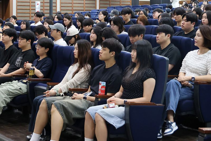 ▲ 순천향대 재학생 대상 ‘글로컬대학 설명회’에 참여한 학생들이 학사구조 개편 방향과 혁신 전략을 진지하게 듣고 있다.ⓒ순천향대