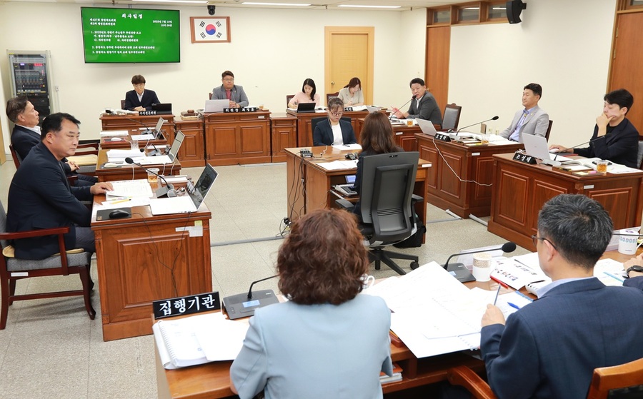 ▲ 충북도의회 행정문화위원회(위원장 최정훈)가 16일 제427회 임시회 제2차 회의를 열고 있다. ⓒ충북도의회
