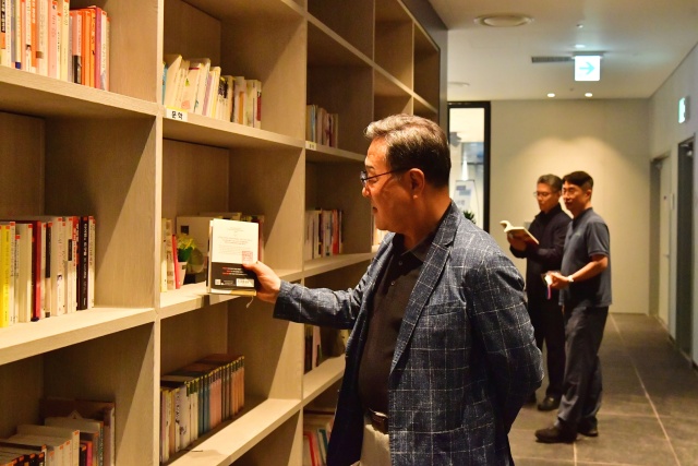▲ 시석중 경기신보 이사장이 16일 사옥 3층 GCGF 라운지에 개관한 사내도서관 ‘지혜의 샘’을 둘러보고 있다. ⓒ경기신보 제공