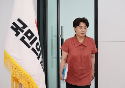 ▲ 윤희숙 국민의힘 혁신위원장이 기자간담회를 위해 들어서고 있다. /연합뉴스