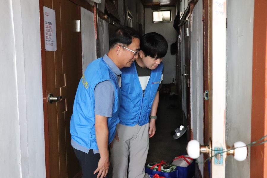 ▲ 대성에너지㈜(대표이사 박문희)는 16일 중구 서성로에 위치한 쪽방상담소 ‘행복나눔의 집’을 찾아 ‘2025년 혹서기 쪽방주민 무더위 극복 긴급지원금’ 300만 원을 전달하고, 폭염에 취약한 쪽방 주민들을 위한 냉방물품과 건강식 키트를 함께 나눴다.ⓒ대성에너지㈜