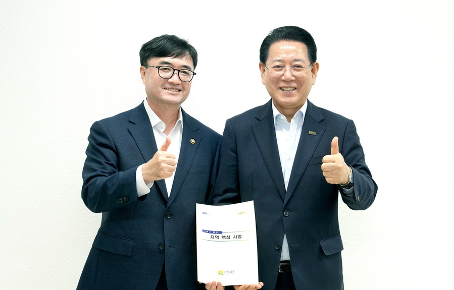 ▲ 김영록 전라남도지사(오른쪽)가 16일 서울지방조달청에서 임기근 기획재정부 2차관과 면담을 갖고 전남도 핵심 사업 해결을 위한 건의 및 협조를 요청하고 있다.ⓒ전라남도 제공