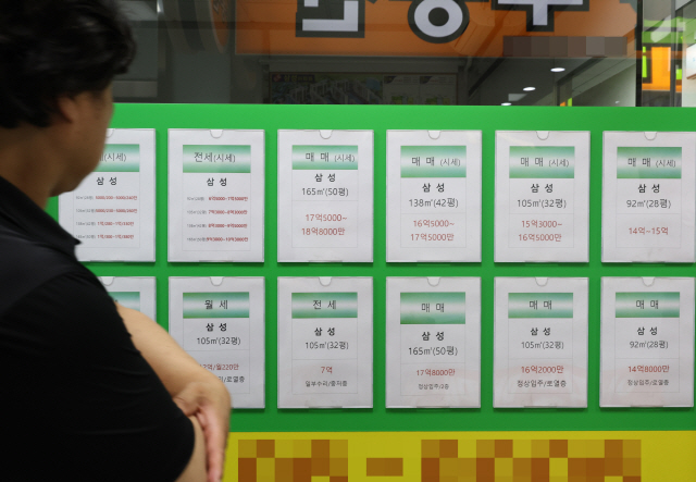 ▲ 서울 마포구 한 부동산중개업소에 붙은 전세·매매 안내문ⓒ연합뉴스