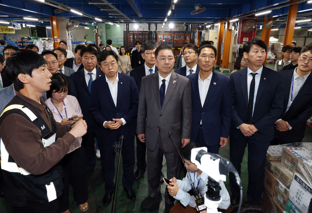 ▲ 더불어민주당 김병기 당 대표 직무대행 겸 원내대표가 16일 폭염 관련 물류센터 현장점검을 위해 서울 서초구 쿠팡 서초1캠프를 방문해 작업장 등을 둘러보고 있다. ⓒ연합뉴스