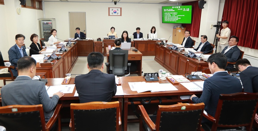 ▲ 충북도의회 산업경제위원회(위원장 김꽃임)가 16일 제427회 임시회 제2차 회의를 열고 있다. ⓒ충북도의회