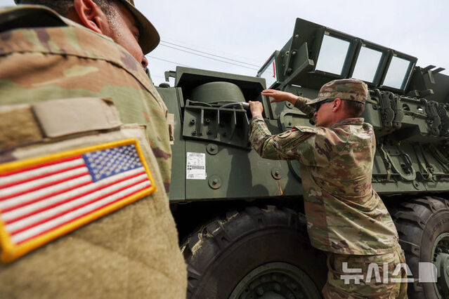 ▲ 지난달 13일 경기 동두천시 캠프케이시에서 주한미군 제2보병사단 장병들이 장갑차를 점검하고 있다.ⓒ뉴시스