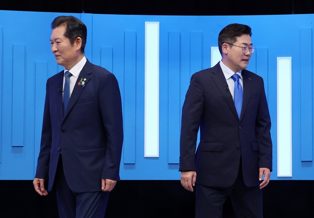 ▲ 정청래·박찬대(오른쪽) 더불어민주당 당대표 후보가 16일 서울 양천구 목동 SBS에서 열린 TV토론회에 앞서 기념촬영을 한 뒤 자리로 돌아가고 있다.ⓒ뉴시스