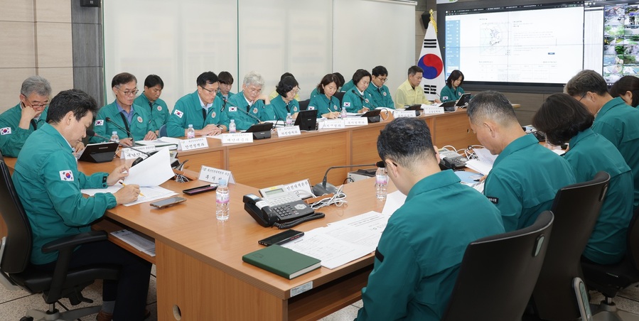 ▲ 신병대 충북 청주시 부시장이 16일 임시청사 재난종합상황실에서 관련 부서장을 소집해 호우 대비 상황판단회의를 열고 있다. ⓒ청주시