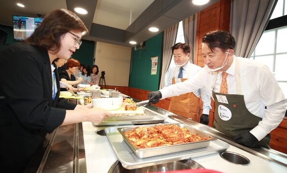 ▲ 김영환 충북도지사 식당에서 못난이 김치를 나눠주고 있다.ⓒ충북도