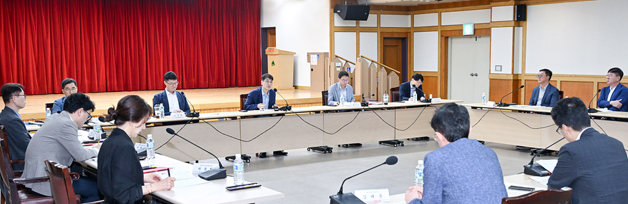 ▲ 대구광역시는 7월 16일 오전 10시 30분, 대구시청 동인청사 대강당에서 김정기 대구광역시장 권한대행 행정부시장을 비롯한 실·국장들이 참석한 가운데, 2026년도 국비확보 점검 회의를 열고 정부 예산안 반영을 위한 총력 대응체제를 본격 가동했다.ⓒ대구시