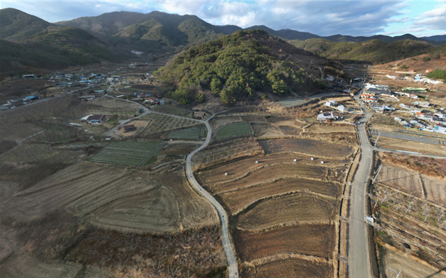 ▲ 청도군(군수 김하수)은 일제강점기에 만들어진 종이지적을 첨단기술을 활용한 정밀 측량을 통해 디지털지적으로 전환 구축하는 ‘지적재조사사업’에 최선을 다하고 있다.ⓒ청도군
