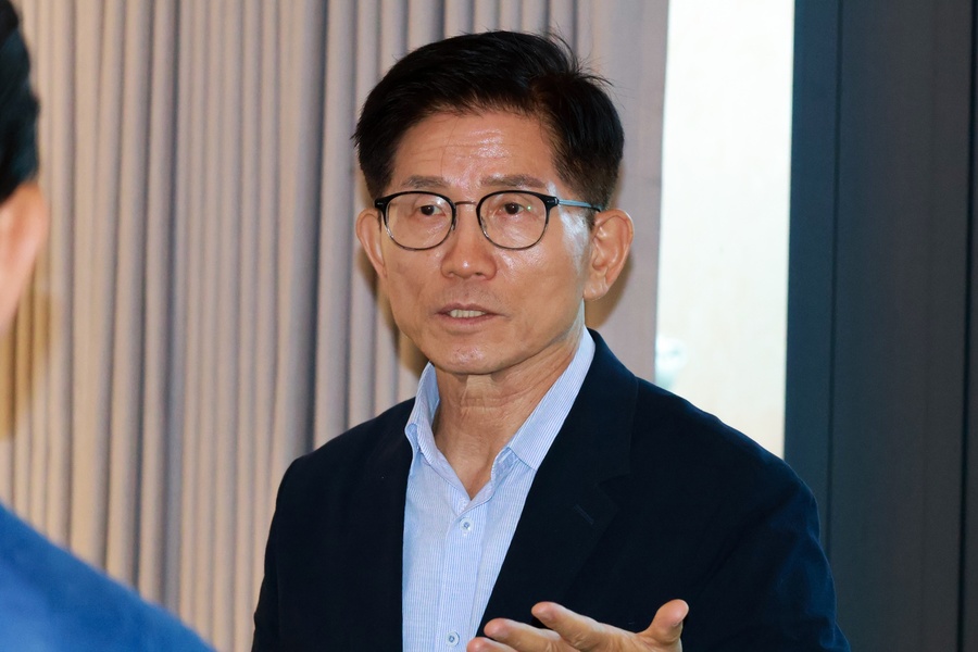 ▲ 김문수 전 장관은 16일 한영아트센터에서 열린 대구경북인터넷기자협회 간담회에서 전당대회 출마 질문에 “아직 전당대회 날짜가 못 잡혀 있고 장(場)이 서야 뭐 나가든지 하는데”라며 출마에 대한 명확한 입장을 밝히지는 않았다.ⓒ대구경북인터넷기자협회