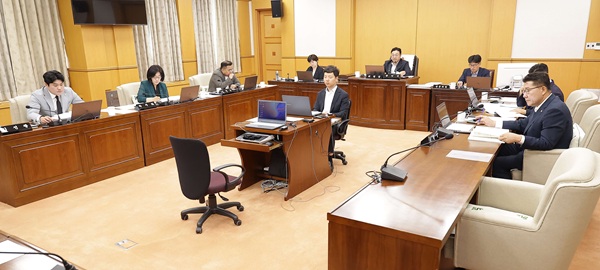 ▲ 산업건설위원회가 16일 2차 회의를 열고 소관 부서의 안건을 심사하고 있다.ⓒ대전시의회