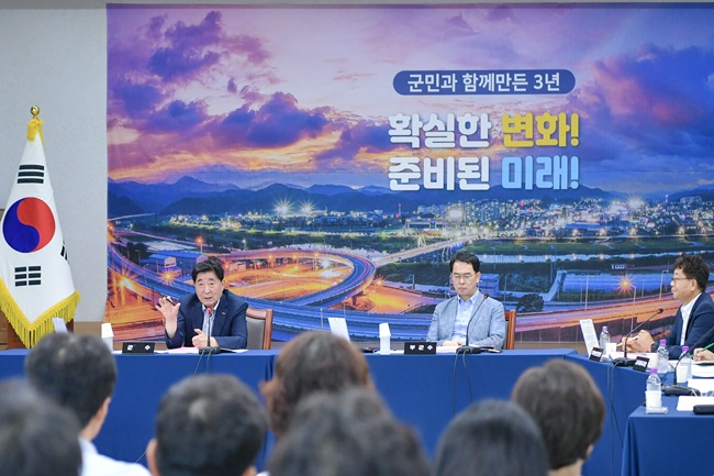 ▲ 횡성군이 민선 8기 출범 3주년을 맞아 16일 오전 군청 대회의실에서 '민선8기 3주년 성과보고회'를 열고 그간의 군정 성과와 미래 비전을 공유했다.ⓒ횡성군