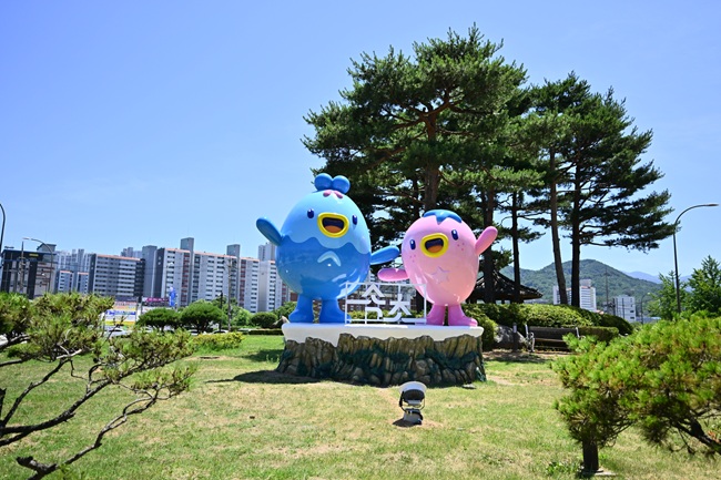 ▲ 속초광장에 설치된 조형물. ⓒ속초시