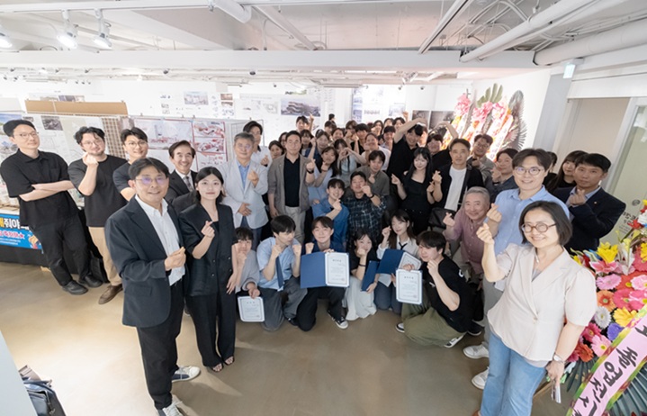 ▲ 삼육대 건축학과 제25회 졸업전시회 오프닝 참석자들이 단체 사진을 촬영하고 있다.ⓒ삼육대