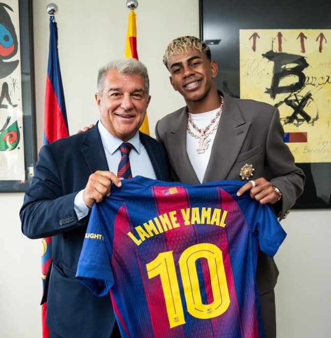 ▲ 18세 야말이 바르셀로나의 상징적인 백넘버 10번을 받았다.ⓒ바르셀로나 제공