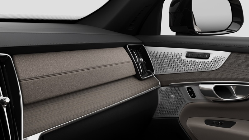 ▲ 'XC90' 실내 대시보드와 문 쪽에는 100% 재활용 폴리에스터를 사용한 소재와 우드 데코가 적용됐다. ⓒ볼보
