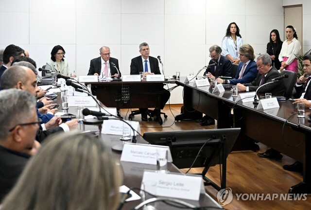 ▲ 16일(현지시각) 브라질 제라우두 아우키밍 부통령 주재 재계 초청 미국 관세 대응 회의. 출처=로이터ⓒ연합뉴스