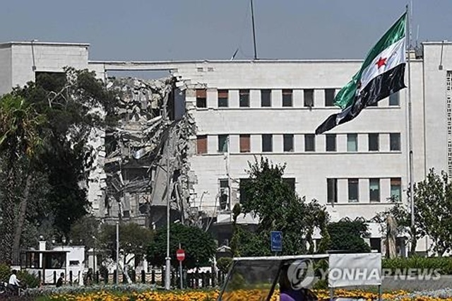 ▲ 이스라엘군 공습으로 부서진 시리아 국방부·군 본부 건물. AFP=연합뉴스. ⓒ연합뉴스