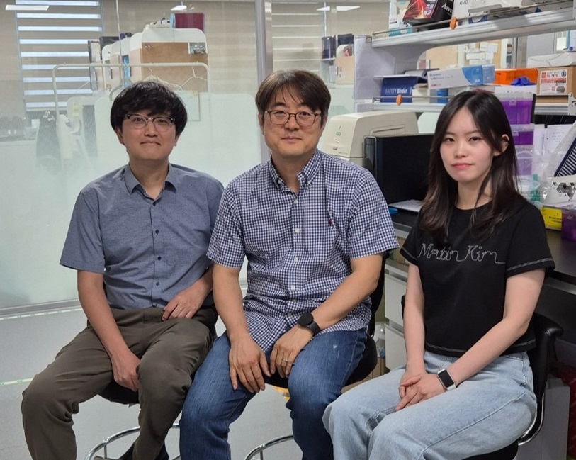 ▲ KAIST 의과학대학원 양경모 박사, 정원일 교수, 김규래 박사과정.ⓒKAIST