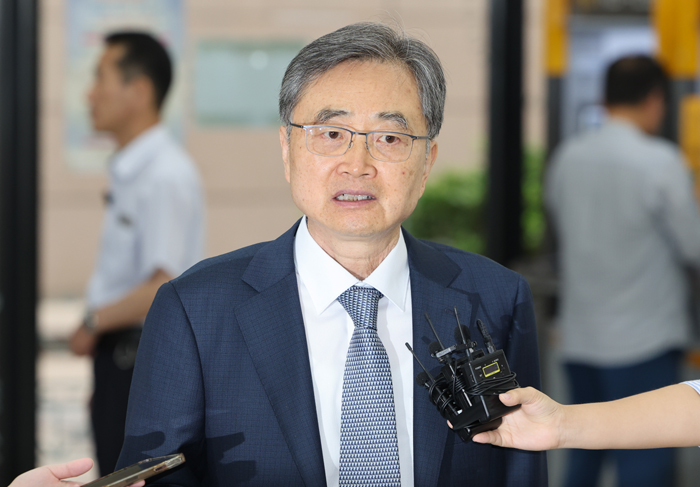▲ 조현 외교부 장관 후보자가 24일 오전 서울 종로구 대우빌딩에 마련된 인사청문회 준비 사무실로 출근하며 취재진의 질문에 답변하고 있다. ⓒ뉴시스