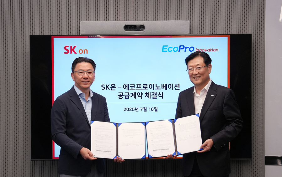▲ 박종진 SK온 전략구매실장(좌측)과 김윤태 에코프로이노베이션 대표가 16일(수) 오전 서울 종로구 SK온 그린캠퍼스에서 수산화리튬 공급 계약 체결 후 기념 촬영을 하고 있다.ⓒSK온