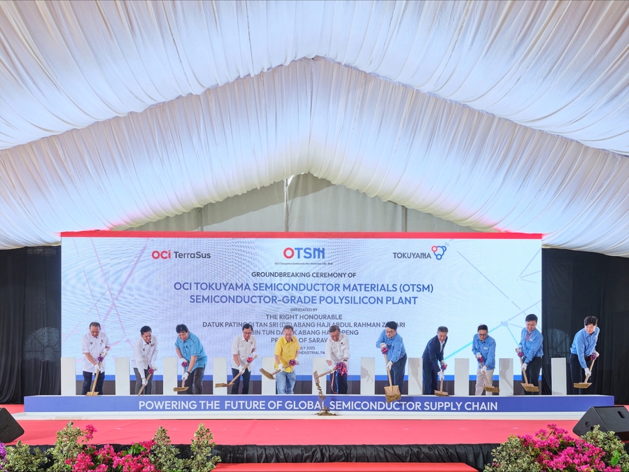 ▲ OTSM 기공식에 참석한 OCI홀딩스 이우현 회장(정중앙 우측), 김택중 부회장(우측에서 세번째), 사라왁 아방 조하리 주지사(정중앙) 등 내빈들이 첫삽을 뜨고있다ⓒOCI홀딩스