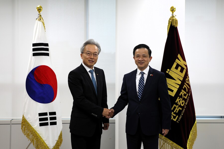 ▲ 왼쪽부터 최진식 중견련 회장, 다이빙 주한 중국대사 ⓒ중견련
