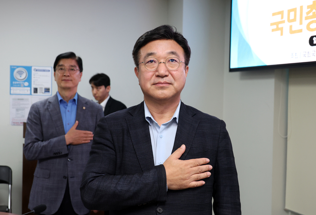 ▲ 윤호중 행정안전부 장관 후보자가 15일 서울 여의도 국회 의원회관에서 열린 국민총행복증진법 제정 토론회에서 국민의례를 하고 있다. 2025.07.15. ⓒ뉴시스