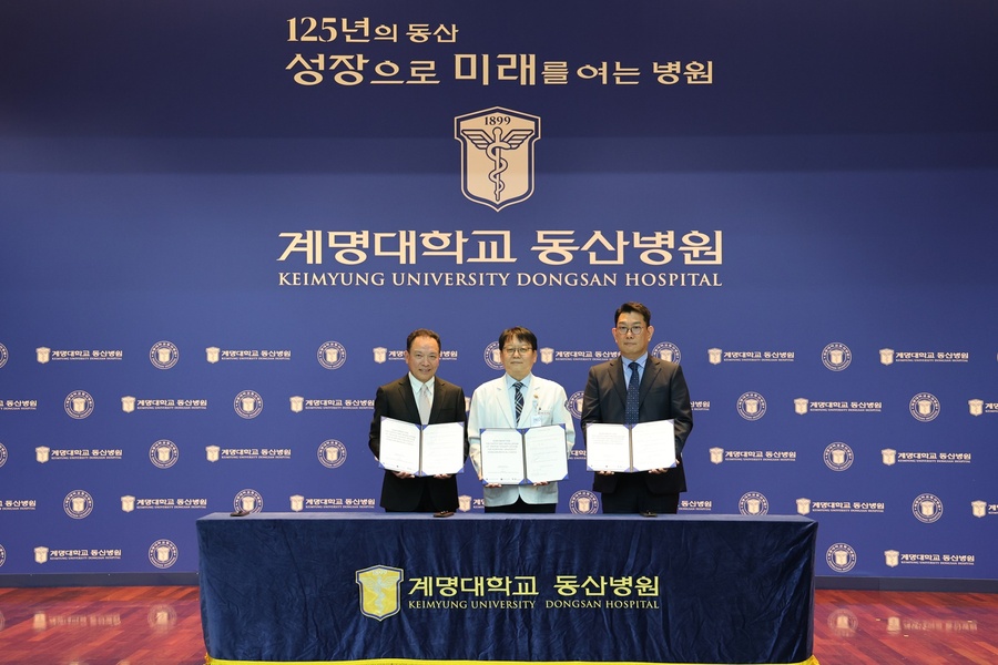 ▲ 양성자 암치료기 계약 체결 단체 사진(왼쪽부터 Paul Tso 프로톰 대표, 조치흠 계명대 동산의료원장, 메디앤로드 전성배 대표).ⓒ동산의료원