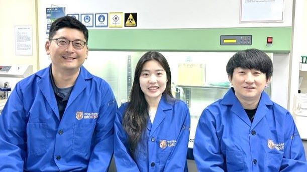 ▲ 고성능 항바이러스 소재를 개발한 한국기술교육대학교 연구팀.(왼쪽부터 박수민 교수, 이유진 박사과정생, 김태용 교수)ⓒ한기대