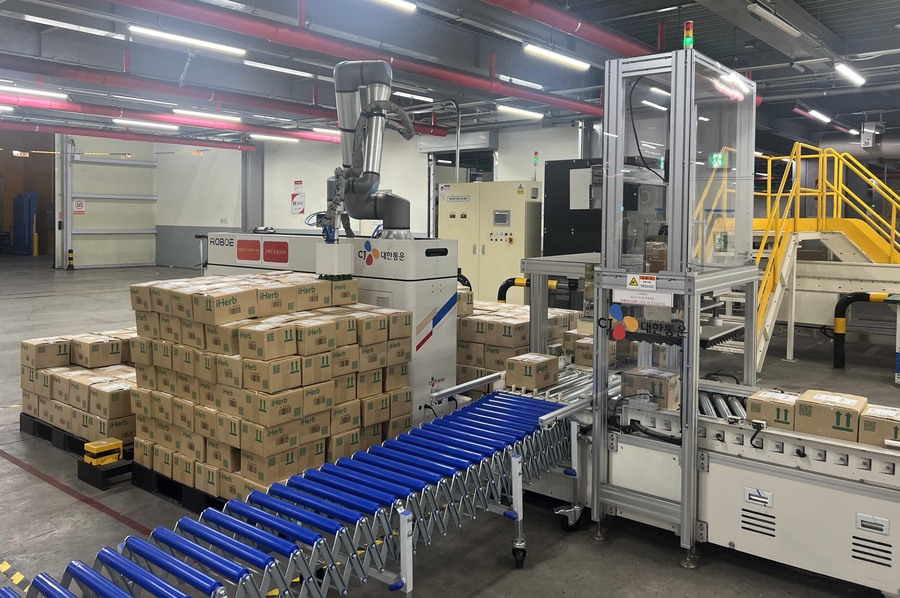 ▲ CJ대한통운이 인천GDC에 이동형 로봇 팔레타이저를 상용화해 물류센터 자동화 수준을 올렸다. ⓒCJ대한통운