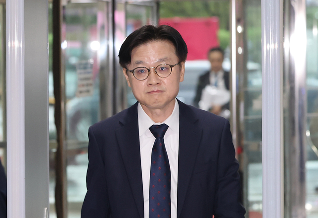 ▲ 김정관 산업통상자원부 장관 후보자가 17일 오전 서울 여의도 국회에서 인사청문회에 참석하기 위해 이동하고 있다. ⓒ뉴시스