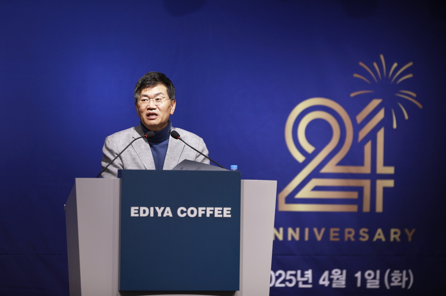 ▲ 4월 강남구 이디야커피 사옥에서 진행된 창립 24주년 기념식에서 문창기 회장이 발언하고 있다. ⓒ이디야커피